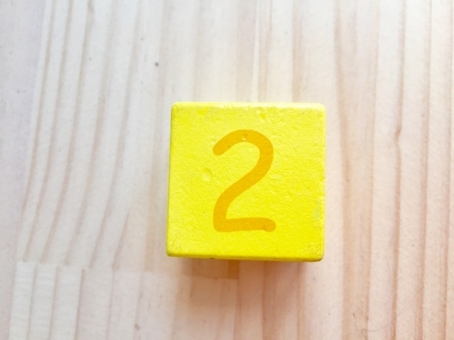 黄いろに塗装されたキューブに「２」と書かれている