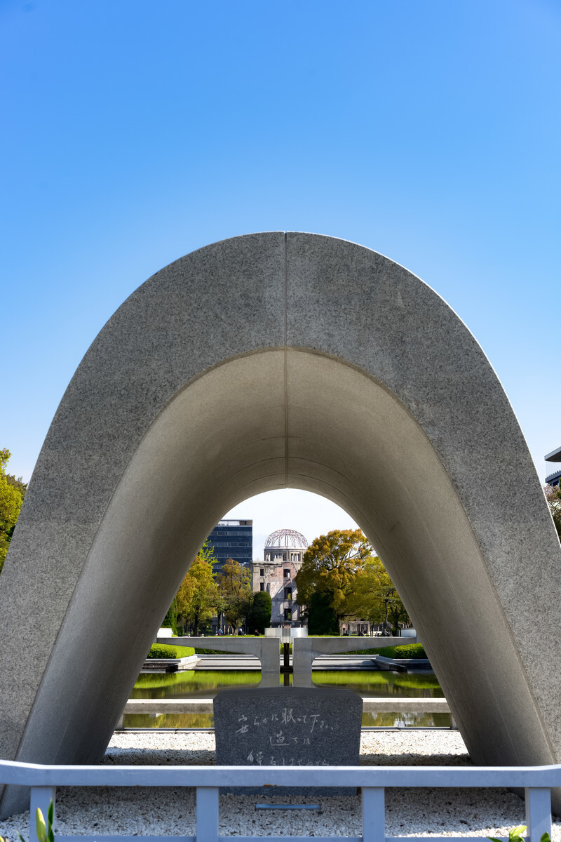 広島平和記念公園の原爆死没者慰霊碑のフリー画像