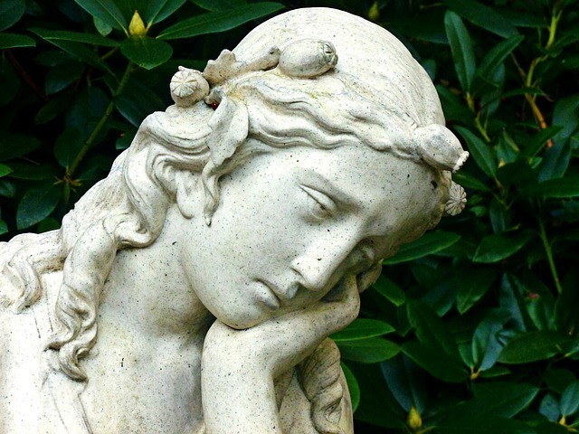 憂鬱な表情の女性の彫像
