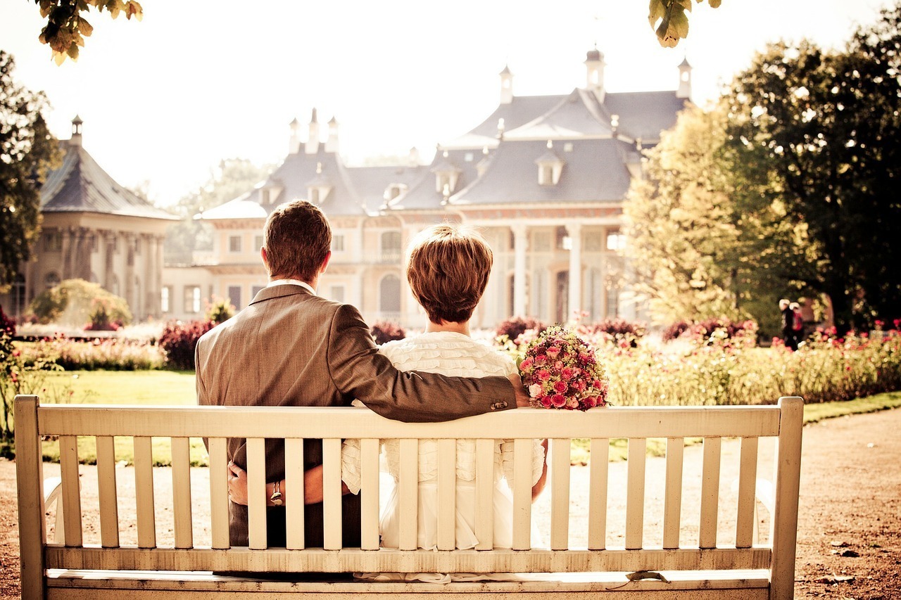 ベンチに座るカップル