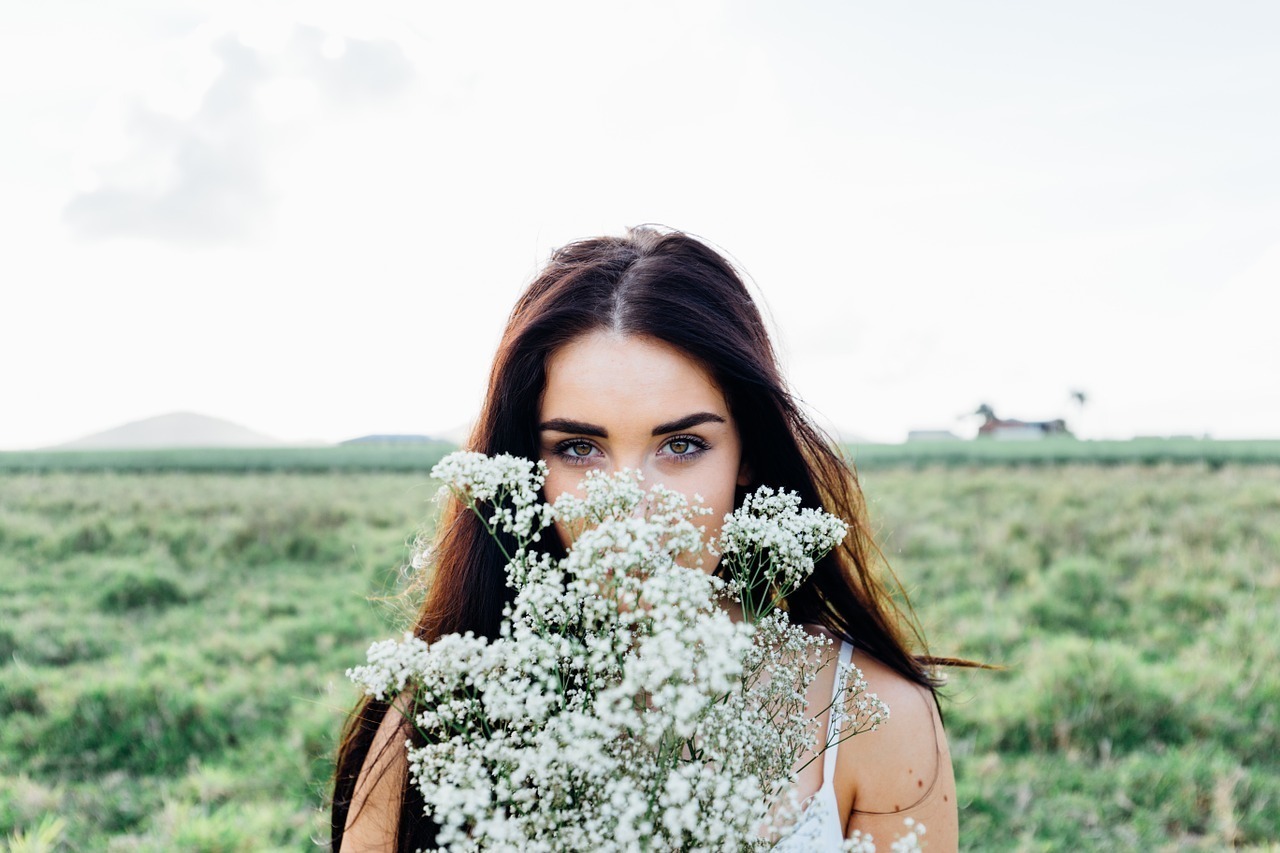 草原で花束を持つ女性