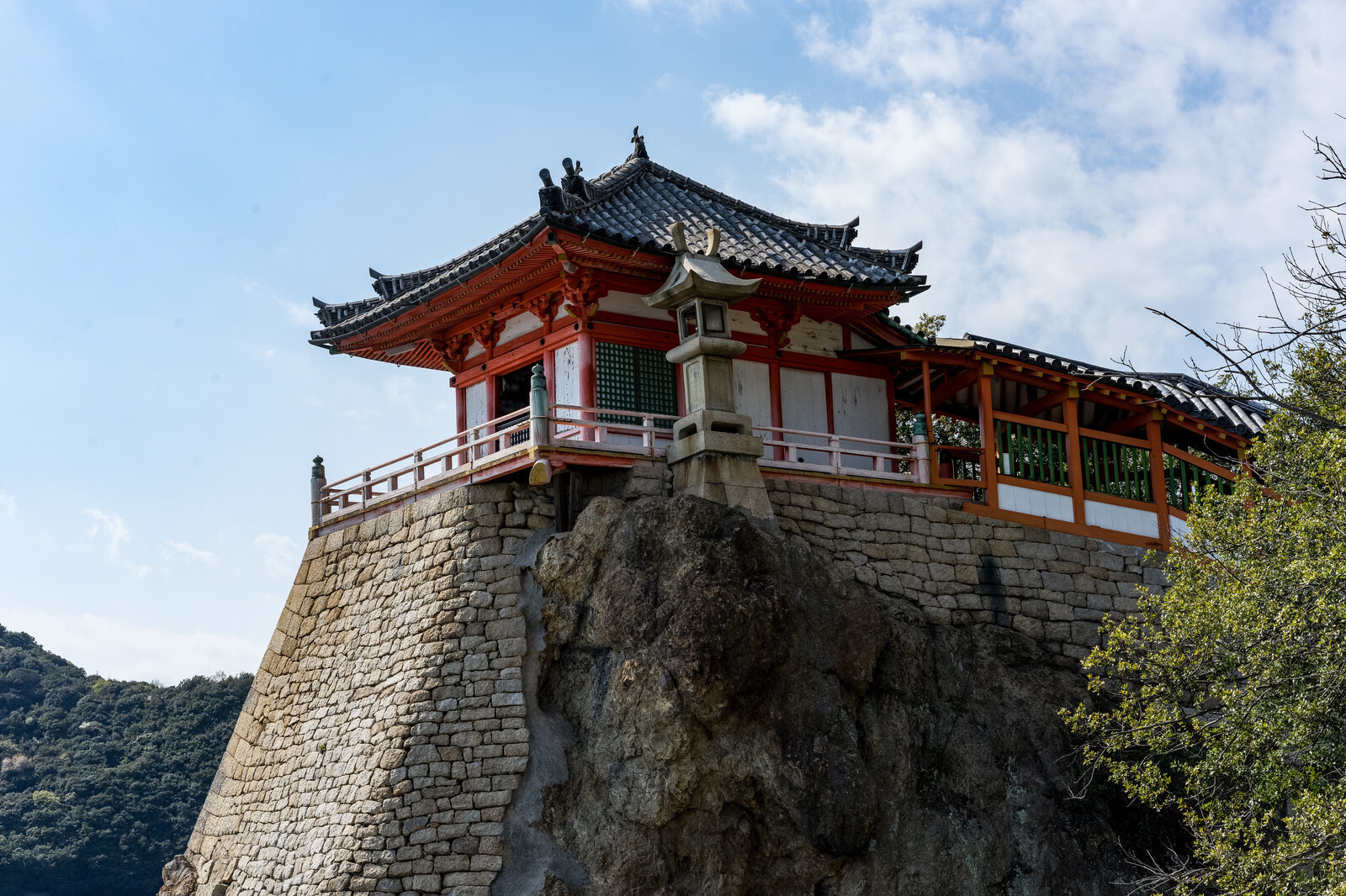 岩壁の上の寺院