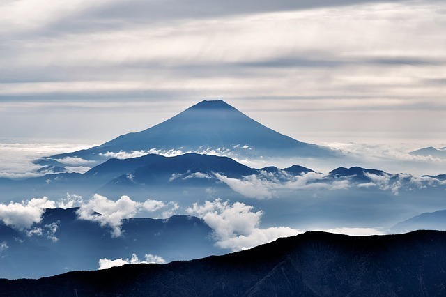 雲のかかった富士山