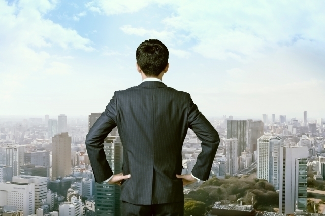 景色を眺める男性の後ろ姿