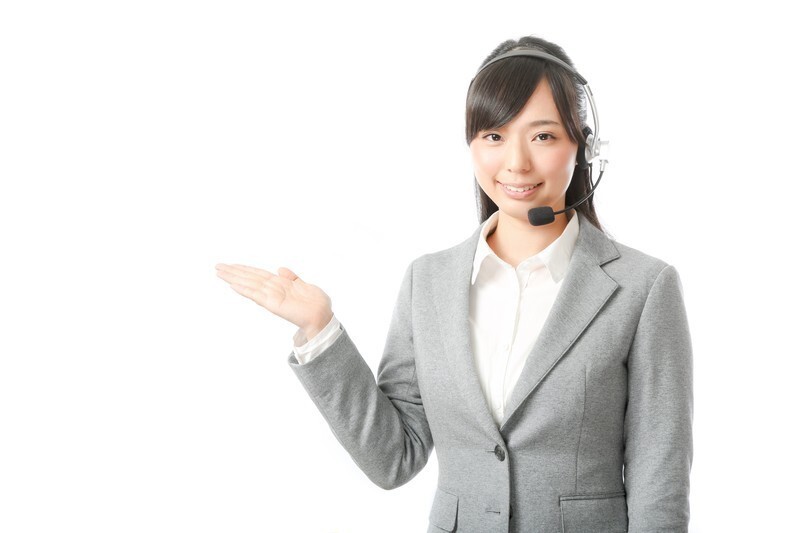 解決策を提案する女性ナビゲーター