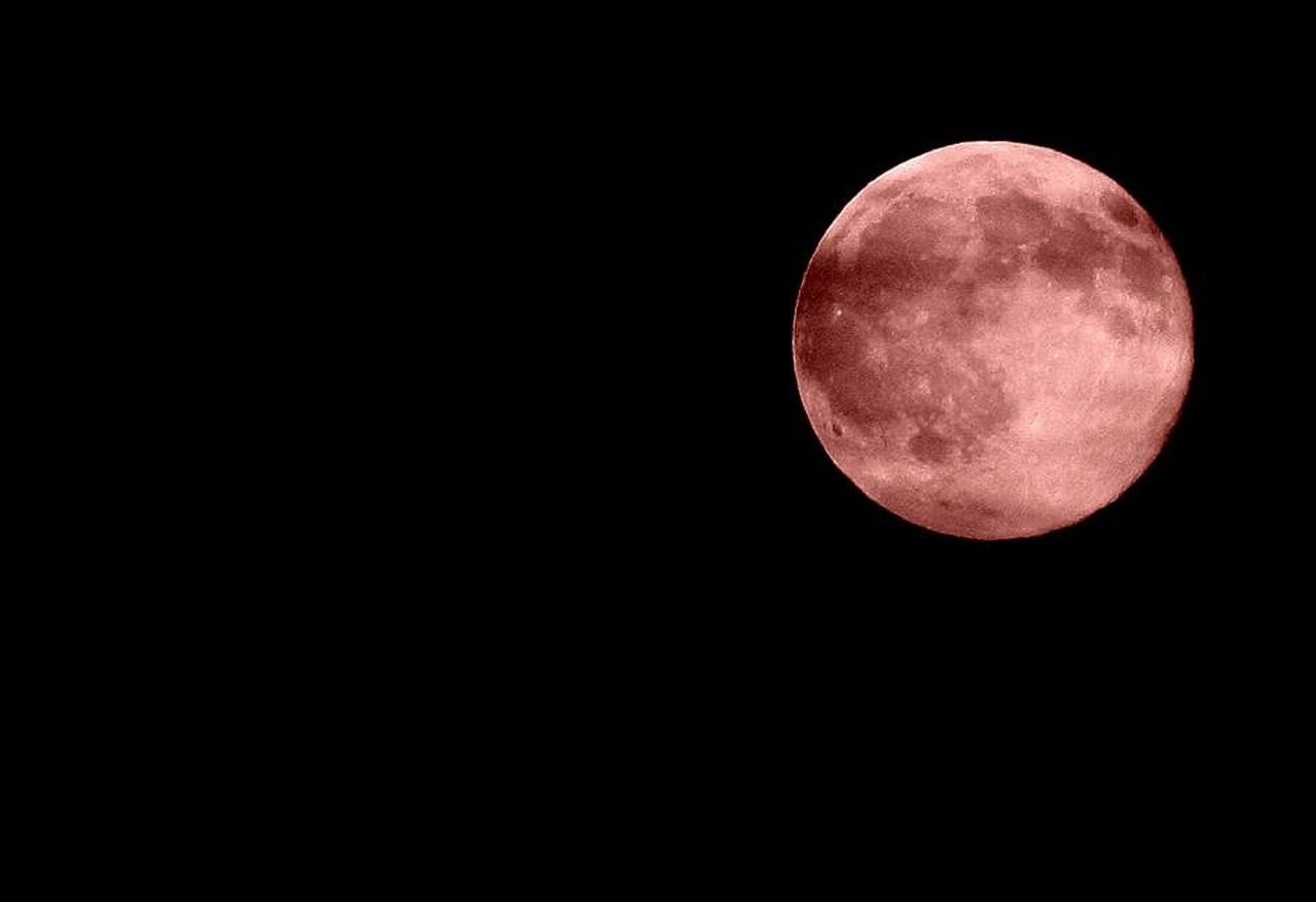 ストロベリームーンとは 恋愛運が高まるといわれる6月の赤い満月を待ち受けにしよう セレスティア358
