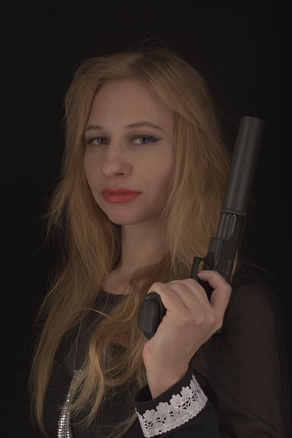 銃を持つ女性