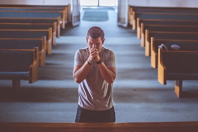 祈りを捧げる男性