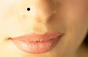 鼻ほくろは人相学では中年期の運勢を意味する